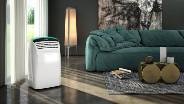 Ha capacità di refrigerazione di 11.000 Btu/h il climatizzatore portatile Dolceclima Silent 11 A+ di Olimpia Splendid. Dotato di timer per la programmazione fino a 12 ore, ha sistema Blue Air Technology permette di erogare in modo uniforme l’aria climatizzata grazie all’emissione di un flusso che arriva a 4 metri di altezza e a 3 metri di ampiezza. Misura L45xP36,5xH63,5cm. Prezzo 599 euro. www.olimpiasplendid.it Ha capacità di refrigerazione di 11.000 Btu/h il climatizzatore portatile Dolceclima Silent 11 A+ di Olimpia Splendid. Dotato di timer per la programmazione fino a 12 ore, ha sistema Blue Air Technology permette di erogare in modo uniforme l’aria climatizzata grazie all’emissione di un flusso che arriva a 4 metri di altezza e a 3 metri di ampiezza. Misura L45xP36,5xH63,5cm. Prezzo 599 euro. www.olimpiasplendid.it