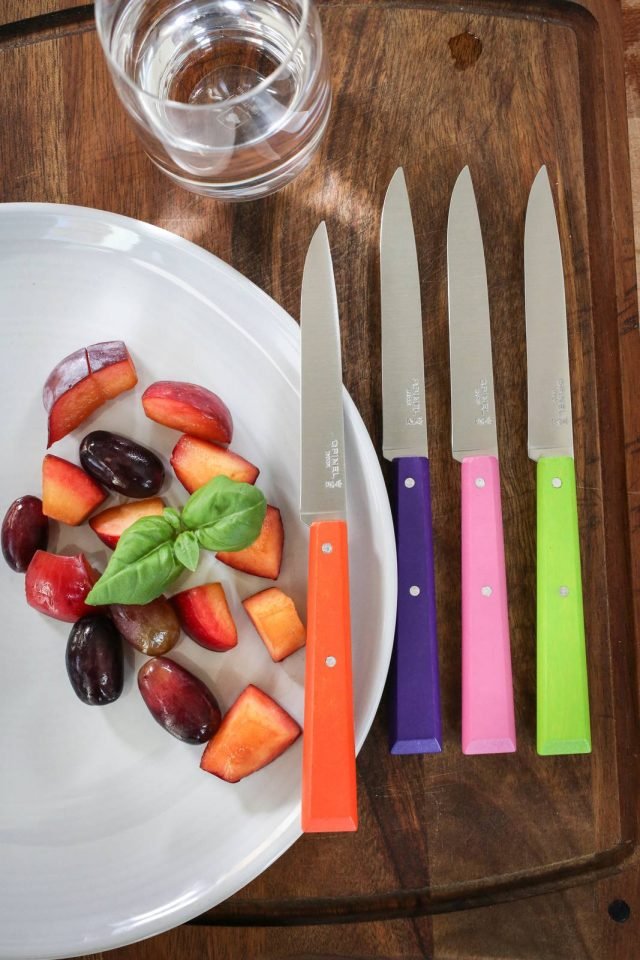 Bon Appétit di Opinel è il coltello per la tavola dell'estate che ha il manico in legno colorato e verniciato disponibile in tante varianti di colore; la lama da 11 cm è realizzata in acciaio Sandvik modificato. Prezzo a partire da 9,50 euro cad. w HYPERLINK "http://Www.opinel.com/"ww.opinel.com Bon Appétit di Opinel è il coltello per la tavola dell'estate che ha il manico in legno colorato e verniciato disponibile in tante varianti di colore; la lama da 11 cm è realizzata in acciaio Sandvik modificato. Prezzo a partire da 9,50 euro cad. w HYPERLINK "http://Www.opinel.com/"ww.opinel.com