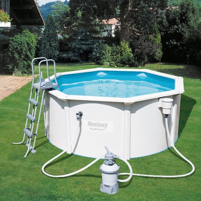 Fuoriterra, rigida e di forma ottagonale, la piscina Hydrium misura diametro 300 cm ed è alta 120 cm. È realizzata in acciaio ed è dotata di pompa con gruppo filtrante a sabbia. Costa 499 euro. Fuoriterra, rigida e di forma ottagonale, la piscina Hydrium misura diametro 300 cm ed è alta 120 cm. È realizzata in acciaio ed è dotata di pompa con gruppo filtrante a sabbia. Costa 499 euro.