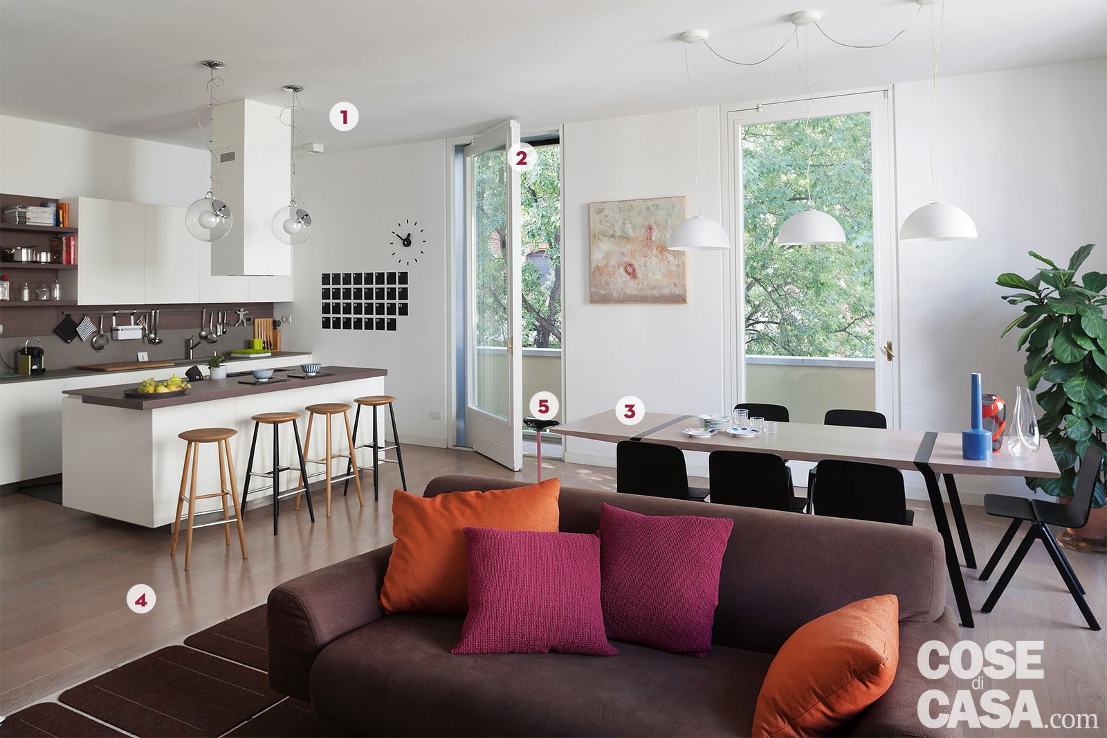 Una casa con il soggiorno open space che diventa più grande e un ... Soggiorno casa