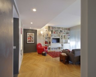 La zona giorno, trattata come un unico ambiente, mantiene distinte le funzioni pranzo e living, grazie anche ai controsoffitti a diverse altezze e all’illuminazione integrata - faretti rotondi in gesso sull’ingresso con una libreria in quota, una lunga lama di luce sulla parete della sala da pranzo – per definire visivamente gli spazi.
Libreria su misura con elementi irregolari e sfalsati per ospitare tv, libri, vasi o quadri. Un elemento chiuso per decoder e dvd.
All’ingresso un armadio per la cappottiera parzialmente a giorno.
Tavolo in cristallo e sedute diverse per la zona pranzo.
Forniture: Lampade Flos designer Castiglioni modello Arco e Parentesi, poltrona Vanity Fair by Potrona Frau, Vasi Venini, Libreria PTolomeo La zona giorno, trattata come un unico ambiente, mantiene distinte le funzioni pranzo e living, grazie anche ai controsoffitti a diverse altezze e all’illuminazione integrata - faretti rotondi in gesso sull’ingresso con una libreria in quota, una lunga lama di luce sulla parete della sala da pranzo – per definire visivamente gli spazi.
Libreria su misura con elementi irregolari e sfalsati per ospitare tv, libri, vasi o quadri. Un elemento chiuso per decoder e dvd.
All’ingresso un armadio per la cappottiera parzialmente a giorno.
Tavolo in cristallo e sedute diverse per la zona pranzo.
Forniture: Lampade Flos designer Castiglioni modello Arco e Parentesi, poltrona Vanity Fair by Potrona Frau, Vasi Venini, Libreria PTolomeo