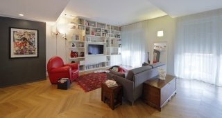 La zona giorno, trattata come un unico ambiente, mantiene distinte le funzioni pranzo e living, grazie anche ai controsoffitti a diverse altezze e all’illuminazione integrata - faretti rotondi in gesso sull’ingresso con una libreria in quota, una lunga lama di luce sulla parete della sala da pranzo – per definire visivamente gli spazi.
Libreria su misura con elementi irregolari e sfalsati per ospitare tv, libri, vasi o quadri. Un elemento chiuso per decoder e dvd.
All’ingresso un armadio per la cappottiera parzialmente a giorno.
Tavolo in cristallo e sedute diverse per la zona pranzo.
Forniture: Lampade Flos designer Castiglioni modello Arco e Parentesi, poltrona Vanity Fair by Potrona Frau, Vasi Venini, Libreria PTolomeo La zona giorno, trattata come un unico ambiente, mantiene distinte le funzioni pranzo e living, grazie anche ai controsoffitti a diverse altezze e all’illuminazione integrata - faretti rotondi in gesso sull’ingresso con una libreria in quota, una lunga lama di luce sulla parete della sala da pranzo – per definire visivamente gli spazi.
Libreria su misura con elementi irregolari e sfalsati per ospitare tv, libri, vasi o quadri. Un elemento chiuso per decoder e dvd.
All’ingresso un armadio per la cappottiera parzialmente a giorno.
Tavolo in cristallo e sedute diverse per la zona pranzo.
Forniture: Lampade Flos designer Castiglioni modello Arco e Parentesi, poltrona Vanity Fair by Potrona Frau, Vasi Venini, Libreria PTolomeo