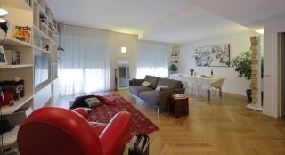 La zona giorno, trattata come un unico ambiente, mantiene distinte le funzioni pranzo e living, grazie anche ai controsoffitti a diverse altezze e all’illuminazione integrata - faretti rotondi in gesso sull’ingresso con una libreria in quota, una lunga lama di luce sulla parete della sala da pranzo – per definire visivamente gli spazi.
Libreria su misura con elementi irregolari e sfalsati per ospitare tv, libri, vasi o quadri. Un elemento chiuso per decoder e dvd.
All’ingresso un armadio per la cappottiera parzialmente a giorno.
Tavolo in cristallo e sedute diverse per la zona pranzo.
Forniture: Lampade Flos designer Castiglioni modello Arco e Parentesi, poltrona Vanity Fair by Potrona Frau, Vasi Venini, Libreria PTolomeo La zona giorno, trattata come un unico ambiente, mantiene distinte le funzioni pranzo e living, grazie anche ai controsoffitti a diverse altezze e all’illuminazione integrata - faretti rotondi in gesso sull’ingresso con una libreria in quota, una lunga lama di luce sulla parete della sala da pranzo – per definire visivamente gli spazi.
Libreria su misura con elementi irregolari e sfalsati per ospitare tv, libri, vasi o quadri. Un elemento chiuso per decoder e dvd.
All’ingresso un armadio per la cappottiera parzialmente a giorno.
Tavolo in cristallo e sedute diverse per la zona pranzo.
Forniture: Lampade Flos designer Castiglioni modello Arco e Parentesi, poltrona Vanity Fair by Potrona Frau, Vasi Venini, Libreria PTolomeo
