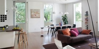 Una casa con il soggiorno open space che diventa più grande e un bagno che si “splitta” in tre