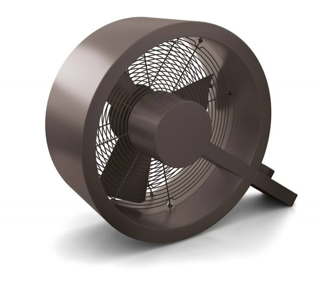 Il ventilatore Q di Stadler Form è di design perché caratterizzato da una cassa in acciaio inox molto elegante disponibile nelle finiture acciaio spazzolato, nero o bronzo. E’ regolabile su 3 velocità, riesce a raffrescare ambienti da 40 mq a 100 mq e ha potenza di 40 watt. Misura L43xP36xH15 cm. Prezzo 219 euro. www.phorma.com Il ventilatore Q di Stadler Form è di design perché caratterizzato da una cassa in acciaio inox molto elegante disponibile nelle finiture acciaio spazzolato, nero o bronzo. E’ regolabile su 3 velocità, riesce a raffrescare ambienti da 40 mq a 100 mq e ha potenza di 40 watt. Misura L43xP36xH15 cm. Prezzo 219 euro. www.phorma.com