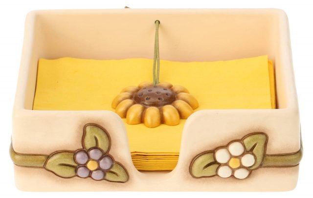 Country di Thun è il portatovaglioli per la tavola dell'estate: è realizzato in ceramica colorata nelle tonalità pastello ed è dotato di un grande fermatovaglioli antivento a forma di girasole. Misura L 20 x H 20 cm. Prezzo 44,90 euro. HYPERLINK "http://www.thun.com/"www.thun.com Country di Thun è il portatovaglioli per la tavola dell'estate: è realizzato in ceramica colorata nelle tonalità pastello ed è dotato di un grande fermatovaglioli antivento a forma di girasole. Misura L 20 x H 20 cm. Prezzo 44,90 euro. HYPERLINK "http://www.thun.com/"www.thun.com
