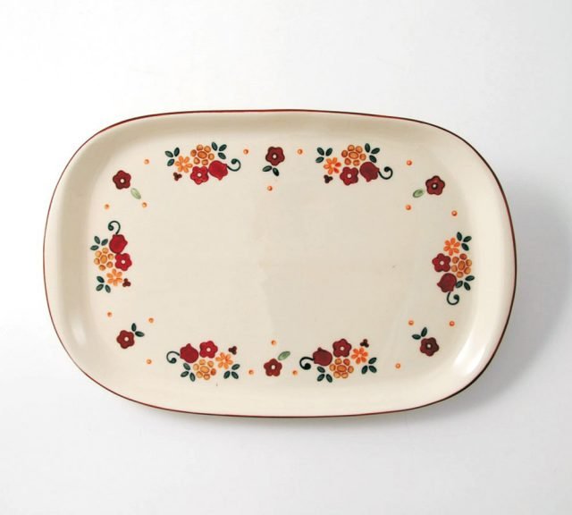 Memorie di campagna di Wald è il vassoio per la tavola dell'estate che ha una forma rettangolare con i bordi arrotondati. É realizzato in ceramica Kergrès® decorata a mano sottosmalto con un delicato motivo floreale su fondo chiaro; è lavabile in lavastoviglie. Misura L 33 x P 21 cm. Prezzo 45,50 euro. w HYPERLINK "http://Www.wald.it/"ww.wald.it Memorie di campagna di Wald è il vassoio per la tavola dell'estate che ha una forma rettangolare con i bordi arrotondati. É realizzato in ceramica Kergrès® decorata a mano sottosmalto con un delicato motivo floreale su fondo chiaro; è lavabile in lavastoviglie. Misura L 33 x P 21 cm. Prezzo 45,50 euro. w HYPERLINK "http://Www.wald.it/"ww.wald.it