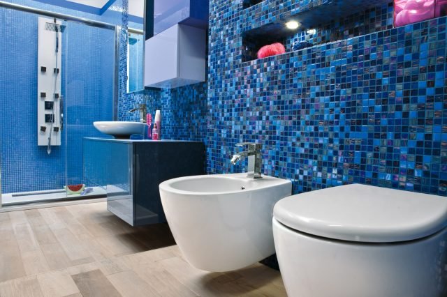 sanitari sospesi linea Dinasty di Leroy Merlin realizzati in ceramica bianca lucida sanitari sospesi linea Dinasty di Leroy Merlin realizzati in ceramica bianca lucida