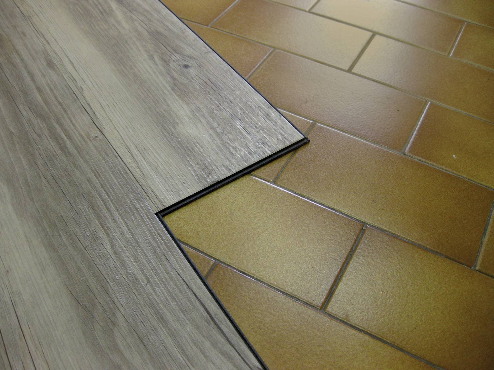 Posare da soli il pavimento in vinilico effetto parquet. gli step e ... Mettere il parquet