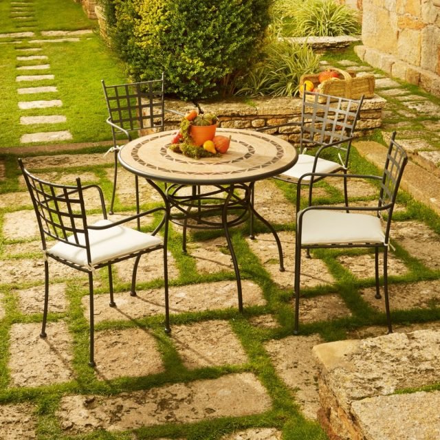 Della serie Gijon di Leroy Merlin, il tavolo da 4 posti con top in mosaico è in ferro undefined, come le sedie. Tavolo: misura Ø 95 x H 75 cm; prezzo 189 euro. Sedia: misura seduta 37 cm, L 66 X P 58 x H 85 cm; prezzo 49,90 euro. www.leroymerlin.it Della serie Gijon di Leroy Merlin, il tavolo da 4 posti con top in mosaico è in ferro undefined, come le sedie. Tavolo: misura Ø 95 x H 75 cm; prezzo 189 euro. Sedia: misura seduta 37 cm, L 66 X P 58 x H 85 cm; prezzo 49,90 euro. www.leroymerlin.it