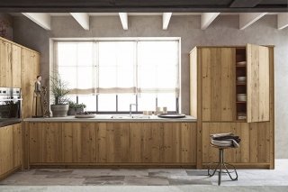 cucina Maestrale di Scandola ha le ante in abete liscio color malto e in tre strati con strato esterno in Legno Vecchio Spazzolato cucina Maestrale di Scandola ha le ante in abete liscio color malto e in tre strati con strato esterno in Legno Vecchio Spazzolato