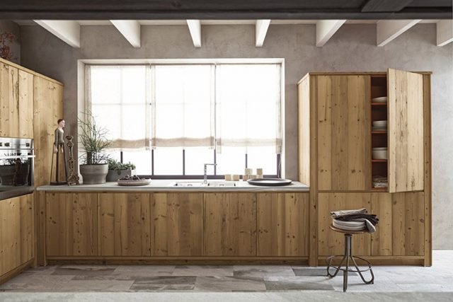 cucina Maestrale di Scandola ha le ante in abete liscio color malto e in tre strati con strato esterno in Legno Vecchio Spazzolato cucina Maestrale di Scandola ha le ante in abete liscio color malto e in tre strati con strato esterno in Legno Vecchio Spazzolato