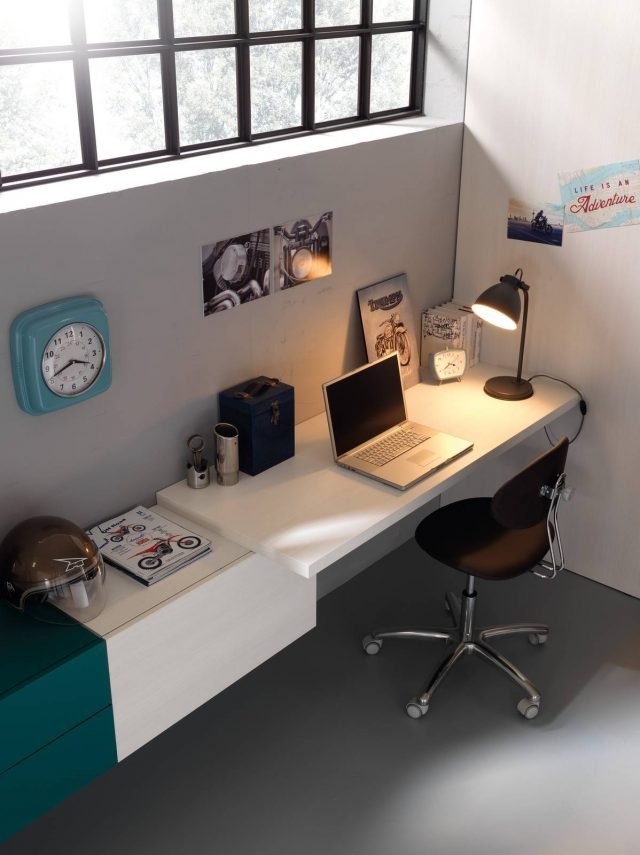 La scrivania è per i ragazzi inseparabile compagna di studio ed è perfetta quando unisce bellezza e funzionalità. Il piano scrivania di questa soluzione è particolarmente ampio e accogliente. Perfetto per condividere con un amico una giornata di studio oppure semplicemente per chiacchierare. (FOTO: YOUNG_YC305_P4) La scrivania è per i ragazzi inseparabile compagna di studio ed è perfetta quando unisce bellezza e funzionalità. Il piano scrivania di questa soluzione è particolarmente ampio e accogliente. Perfetto per condividere con un amico una giornata di studio oppure semplicemente per chiacchierare. (FOTO: YOUNG_YC305_P4)
