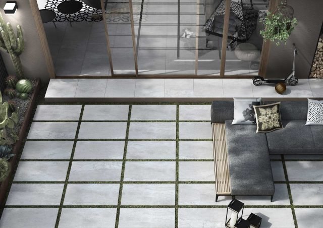 Un rivestimento luminosissimo e cangiante si può declinare per gli interni come per gli spazi esterni regalando continuità all’insieme: è possibile con il gres della collezione Moonwalk, in color Pete, formato 45×90 cm. Un rivestimento luminosissimo e cangiante si può declinare per gli interni come per gli spazi esterni regalando continuità all’insieme: è possibile con il gres della collezione Moonwalk, in color Pete, formato 45×90 cm.