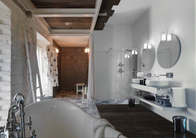 mobile bagno Qamar di Inda con finitura frontale laccato opaco Bianco, struttura in specchio Mirror e lavabi in ceramica Qamar White mobile bagno Qamar di Inda con finitura frontale laccato opaco Bianco, struttura in specchio Mirror e lavabi in ceramica Qamar White