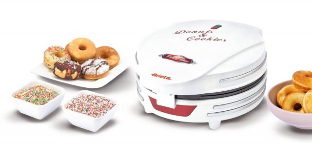 La macchina Donuts & Cookies Party Time di Ariete prepara deliziose ciambelle o biscotti, con l’originale ricetta delle donuts americane, da farcire e guarnire a piacimento. Le griglie sagomate antiaderenti alloggiano l’impasto per 7 ciambelle alla volta pronte in pochi minuti con lievitazione omogenea e doratura impeccabile. Misura l25,5xP20,5xH11,5 cm. Prezzo 35 euro. www.ariete.net La macchina Donuts & Cookies Party Time di Ariete prepara deliziose ciambelle o biscotti, con l’originale ricetta delle donuts americane, da farcire e guarnire a piacimento. Le griglie sagomate antiaderenti alloggiano l’impasto per 7 ciambelle alla volta pronte in pochi minuti con lievitazione omogenea e doratura impeccabile. Misura l25,5xP20,5xH11,5 cm. Prezzo 35 euro. www.ariete.net