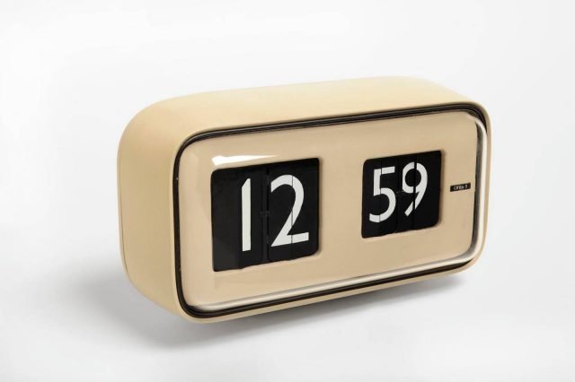 Orologio elettromeccanico a scatto di cifre Cifra 5, produzione Solari di Udine, designer Gino Valle, Compasso d'Oro 1956. Orologio elettromeccanico a scatto di cifre Cifra 5, produzione Solari di Udine, designer Gino Valle, Compasso d'Oro 1956.