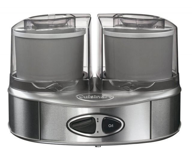 Con la gelatiera Duo ICE40BCE di Cuisinart si possono preparare due gusti di gelato per volta in mezz’ora. Ha infatti due contenitori da 0,5 litri che funzionano separatamente. Rivestita in alluminio spazzolato, ha potenza di 50 watt e è dotata di coperchi trasparenti per l’aggiunta degli ingredienti anche in fase di funzionamento. Misura L36xP21xH25 cm. Prezzo 149,90 euro. www.cuisinart-italia.info Con la gelatiera Duo ICE40BCE di Cuisinart si possono preparare due gusti di gelato per volta in mezz’ora. Ha infatti due contenitori da 0,5 litri che funzionano separatamente. Rivestita in alluminio spazzolato, ha potenza di 50 watt e è dotata di coperchi trasparenti per l’aggiunta degli ingredienti anche in fase di funzionamento. Misura L36xP21xH25 cm. Prezzo 149,90 euro. www.cuisinart-italia.info