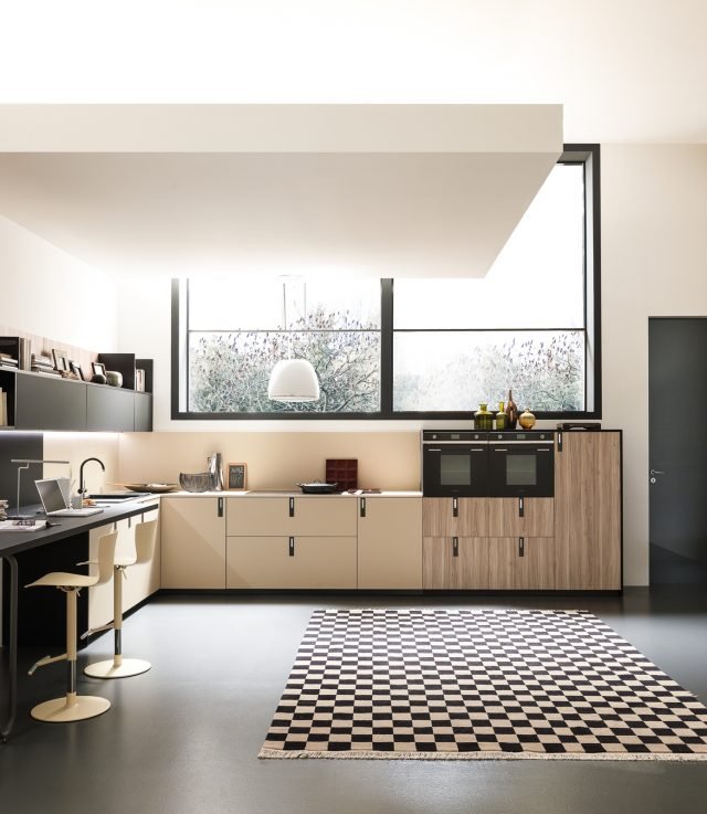 cucina sotto la finestra Siena di Febal Casa con basi ante in laminato Fenix NTM nella finitura Beige Luxor e Olmo prado natural cucina sotto la finestra Siena di Febal Casa con basi ante in laminato Fenix NTM nella finitura Beige Luxor e Olmo prado natural