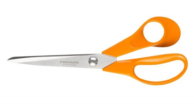(foto1) Le forbici “con il manico arancione” di Fiskars compiono cinquant’anni. Icone del design nordico andatesi nel tempo affinando dal punto di vista dell’ergonomia, portano un tocco di allegria alla scrivania con il colore acceso del manico. Perfette per la casa in generale, hanno angolatura delle lame e precisione dell’affilatura che garantiscono il taglio lungo tutta la loro lunghezza in modo uniforme e preciso, lame di acciaio inox, manici ergonomici di plastica durevole perfettamente aderente alle lame e perno speciale che ne facilita la pulizia. www.fiskars.it (foto1) Le forbici “con il manico arancione” di Fiskars compiono cinquant’anni. Icone del design nordico andatesi nel tempo affinando dal punto di vista dell’ergonomia, portano un tocco di allegria alla scrivania con il colore acceso del manico. Perfette per la casa in generale, hanno angolatura delle lame e precisione dell’affilatura che garantiscono il taglio lungo tutta la loro lunghezza in modo uniforme e preciso, lame di acciaio inox, manici ergonomici di plastica durevole perfettamente aderente alle lame e perno speciale che ne facilita la pulizia. www.fiskars.it