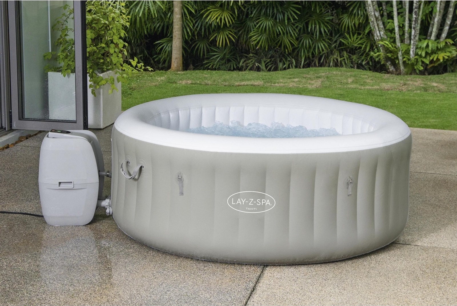 L'idromassaggio da esterno gonfiabile BESTWAY LayZ Spa Tahiti di Leroy Merlin ha una capacità di 600 litri e 4 posti a sedere. La struttura in PVC grigio argento è resistente e durevole, mentre il rivestimento interno bianco crea un ambiente luminoso e accogliente. Il sistema di riscaldamento elettrico consente di raggiungere una temperatura massima di 40 °C. L'idromassaggio è dotato di un sistema di filtraggio a cartuccia per mantenere l'acqua pulita e igienizzata. La copertura protettiva inclusa aiuta a mantenere l'acqua pulita e a proteggere l'idromassaggio dagli agenti atmosferici, mentre la luce LED a pile con 7 colori selezionabili crea un'atmosfera suggestiva. È dotato di un pannello di controllo digitale per un facile utilizzo e di una pompa inclusa per un rapido gonfiaggio e sgonfiaggio. Misura Ø 180 x H 66 cm. Prezzo 414 euro. www.leroymerlin.it