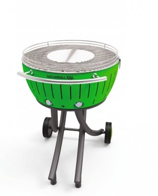 Non produce fumo durante la cottura il barbecue a carbonella Lotus Grill XXL di Kunzi perché i grassi e i liquidi che si formano non cadono direttamente sulla fonte di calore: si evita così l’emissione di sostanze dannose, il cibo è più sano e non ci sono cattivi odori. Montato su un carrello con ruote, ha griglia di 60 cm e cappa in acciaio con coperchio in vetro temperato. Prezzo 499 euro. www.kunzi.it Non produce fumo durante la cottura il barbecue a carbonella Lotus Grill XXL di Kunzi perché i grassi e i liquidi che si formano non cadono direttamente sulla fonte di calore: si evita così l’emissione di sostanze dannose, il cibo è più sano e non ci sono cattivi odori. Montato su un carrello con ruote, ha griglia di 60 cm e cappa in acciaio con coperchio in vetro temperato. Prezzo 499 euro. www.kunzi.it