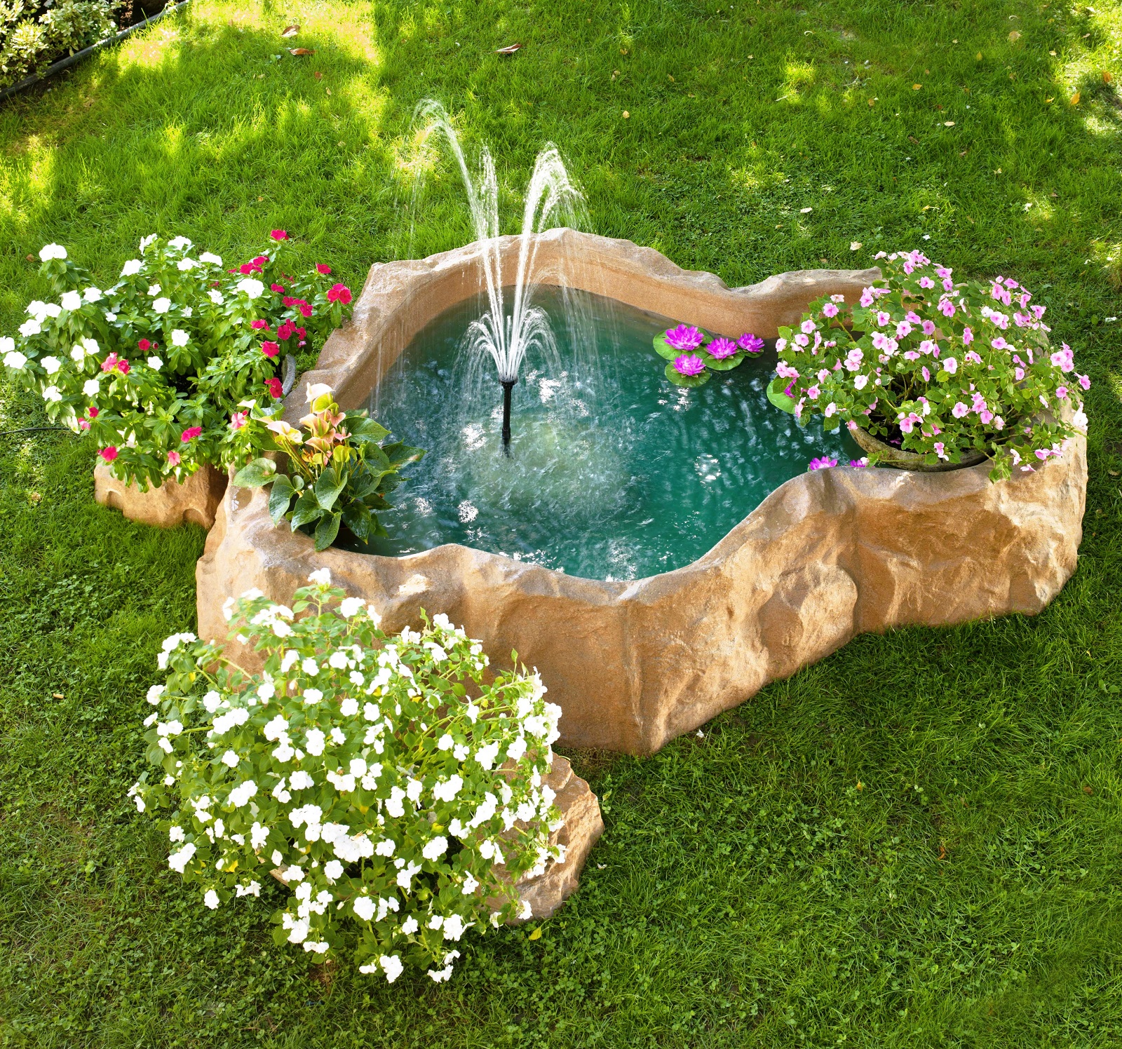 Il laghetto Bahamas della linea “Fuori Terra” di Giardini d’Acqua in vetroresina è semplice e veloce da installare, per esempio in terrazzo. Non serve scavare ma basta appoggiare la vasca. È costruito in vetroresina sabbiata ruvida per creare un effetto naturale. La sabbiatura con materiali di qualità, come il quarzo e il marmo, gli conferiscono la colorazione tipica della roccia. Misura L 275 x P 185 x H 52 cm. Prezzo 2.020 euro. www.giardinidacqua.it