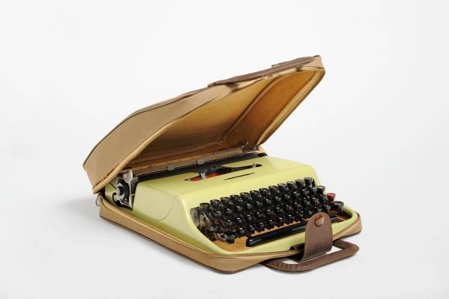 Macchina da scrivere portatile Lettera 22, produzione Olivetti, designer Marcello Nizzoli, Compasso d'Oro 1954. Macchina da scrivere portatile Lettera 22, produzione Olivetti, designer Marcello Nizzoli, Compasso d'Oro 1954.
