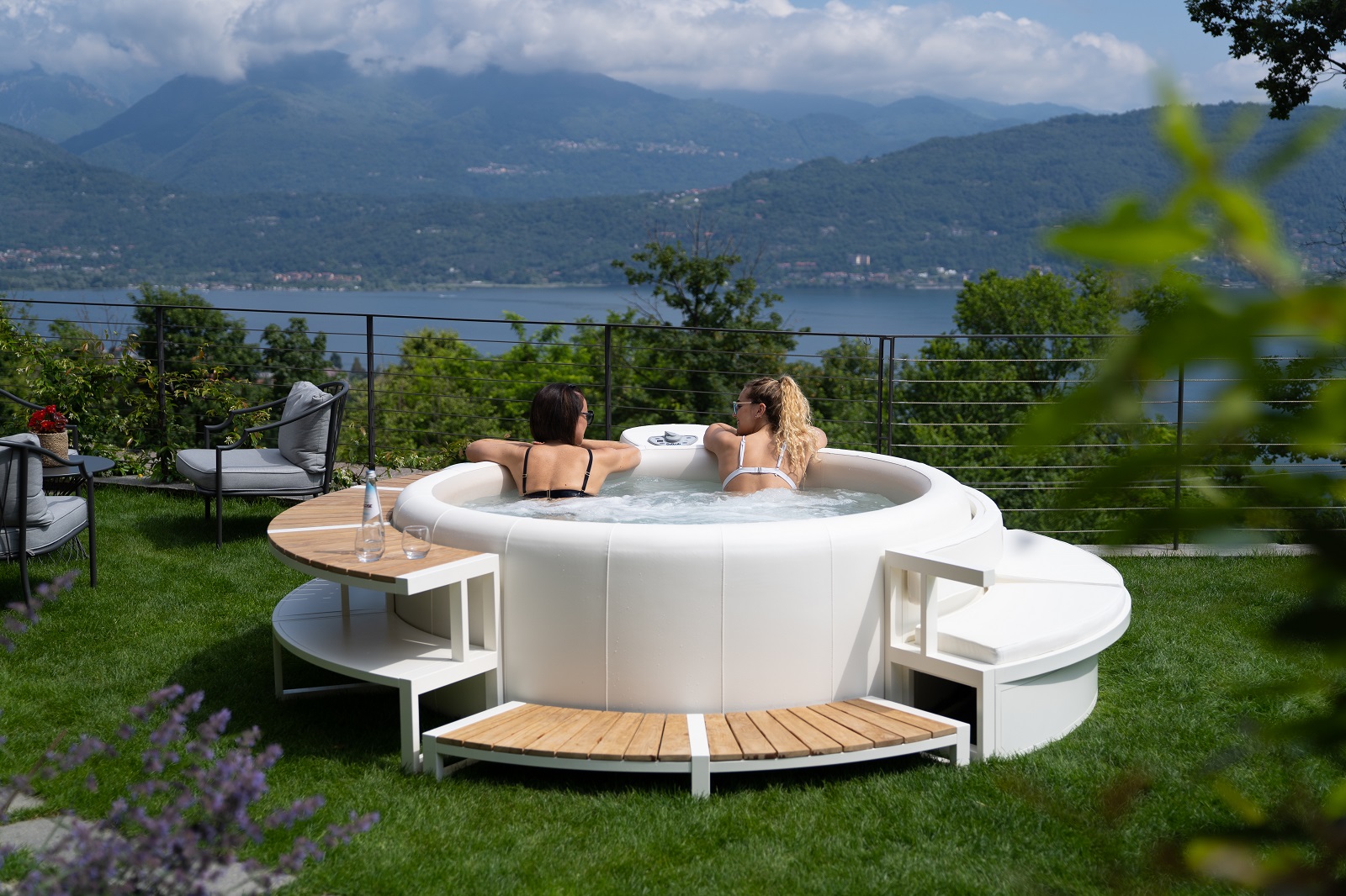 La minipiscina Legend Off White di Softub per 3-4 persone in 7 variabili di rivestimenti specifici per esterno è libera da impianti idrici. Non necessita di autorizzazioni e con una semplice presa di corrente scalda l’acqua da 18 °C a 41°C. Ha bordo New Miami bianco con divano a 3 posti. Il diametro è di 180 cm. Prezzo della composizione 12.780 euro. www.softub.it