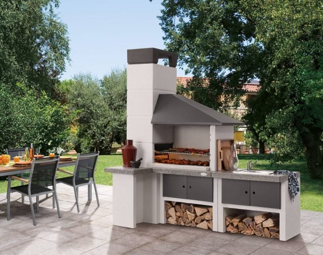 Faro New di Palazzetti funziona a legna e ha struttura in Marmotech, materiale a base di graniglie di marmo ad alta resistenza termica. Il focolare è dotato di braciere laterale che consente un completo utilizzo dell’area grill, facilitando le operazioni di cottura. Misura L154xP110xH240 cm. Prezzo 2.428 euro. www.palazzetti.it Faro New di Palazzetti funziona a legna e ha struttura in Marmotech, materiale a base di graniglie di marmo ad alta resistenza termica. Il focolare è dotato di braciere laterale che consente un completo utilizzo dell’area grill, facilitando le operazioni di cottura. Misura L154xP110xH240 cm. Prezzo 2.428 euro. www.palazzetti.it