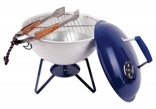 Pratico per i picnic, il barbecue Navy & White di Sunnylife è alimentato a carbone e ha struttura in acciaio laccata. E’ completo di un coperchio con fori d’aerazione regolabili con manico integrato per essere trasportato facilmente. Ha diametro di 37 cm. Prezzo 59 euro. www.madeindesign.it Pratico per i picnic, il barbecue Navy & White di Sunnylife è alimentato a carbone e ha struttura in acciaio laccata. E’ completo di un coperchio con fori d’aerazione regolabili con manico integrato per essere trasportato facilmente. Ha diametro di 37 cm. Prezzo 59 euro. www.madeindesign.it