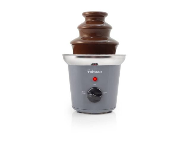 Regolabile su 3 impostazioni, la CF-106 di Tristar prepara gustose fondute da abbinare a frutta, caramelle o biscotti. E’ dotata di una spirale rotante in acciaio inox e di funzione riscaldante. Ha potenza di 32 watt. Prezzo 29,90 euro. www.tristar.eu/it/home Regolabile su 3 impostazioni, la CF-106 di Tristar prepara gustose fondute da abbinare a frutta, caramelle o biscotti. E’ dotata di una spirale rotante in acciaio inox e di funzione riscaldante. Ha potenza di 32 watt. Prezzo 29,90 euro. www.tristar.eu/it/home