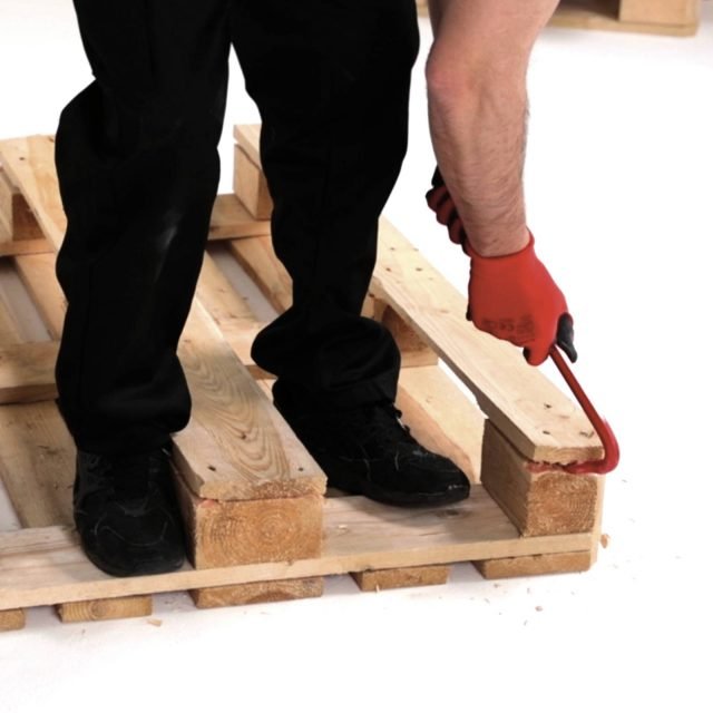 Per realizzare lo schienale, posizionare il pallet su un piano stabile, capovolgerlo e fare perno con il leverino sui montanti per allentare le assi. Per realizzare lo schienale, posizionare il pallet su un piano stabile, capovolgerlo e fare perno con il leverino sui montanti per allentare le assi.