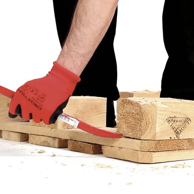 Quindi, rimuovere completamente le assi e le basi quadrate facendo attenzione a non rompere il legno che farà da schienale al divano. Quindi, rimuovere completamente le assi e le basi quadrate facendo attenzione a non rompere il legno che farà da schienale al divano.
