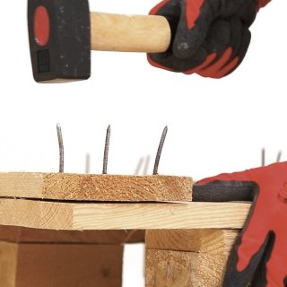 Battere sui chiodi con la mazzetta per rimuoverli. Battere sui chiodi con la mazzetta per rimuoverli.