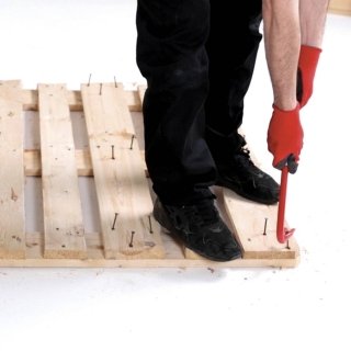 Per completare l’operazione, capovolgere il pallet e rimuovere i chiodi con il leverino. Per completare l’operazione, capovolgere il pallet e rimuovere i chiodi con il leverino.
