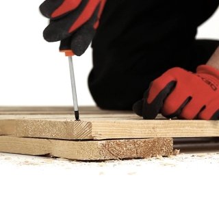 Avvitare nuovamente le assi per fissarle al pallet a eccezione dell’ultima, che andrà rimossa. Avvitare nuovamente le assi per fissarle al pallet a eccezione dell’ultima, che andrà rimossa.