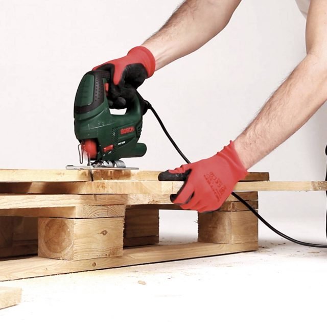 Infine, posizionare il pallet su un piano stabile, rimuovere l’asse che non è stata avvitata e tagliare le sporgenze con il seghetto alternativo. Infine, posizionare il pallet su un piano stabile, rimuovere l’asse che non è stata avvitata e tagliare le sporgenze con il seghetto alternativo.