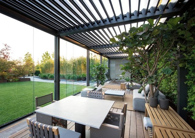 Slide Glass di Pratic è un sistema scorrevole parallelo con pannelli vetrati temperati, su guide in alluminio, che rendono sfruttabile le pergole bioclimatiche come giardini d’inverno. È proposto nei colori bianco, avorio, grigio, grigio ferro e corten, e nelle tinte della gamma Ral. Slide Glass di Pratic è un sistema scorrevole parallelo con pannelli vetrati temperati, su guide in alluminio, che rendono sfruttabile le pergole bioclimatiche come giardini d’inverno. È proposto nei colori bianco, avorio, grigio, grigio ferro e corten, e nelle tinte della gamma Ral.
