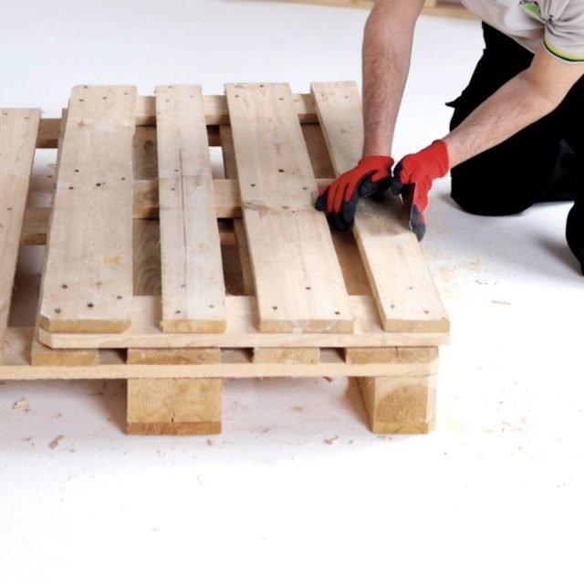 Carteggiare la superficie di entrambi i pallet (seduta e schienale) per eliminare eventuali schegge. Carteggiare la superficie di entrambi i pallet (seduta e schienale) per eliminare eventuali schegge.