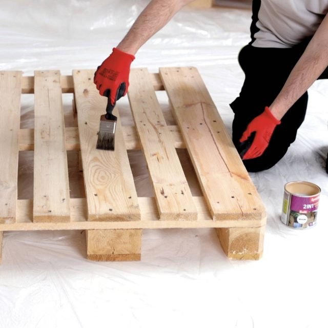 Proteggere l’area di lavoro e stendere due mani di impregnante pronto all’uso, rispettando le indicazioni riportate sulla confezione. Proteggere l’area di lavoro e stendere due mani di impregnante pronto all’uso, rispettando le indicazioni riportate sulla confezione.