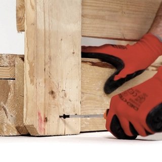 Quindi avvitare tra loro i due pallet, in modo da fissare lo schienale alla seduta. Quindi avvitare tra loro i due pallet, in modo da fissare lo schienale alla seduta.