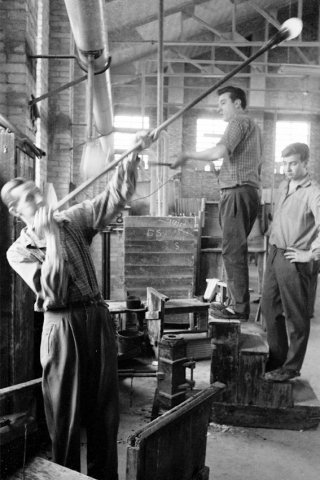 Reparto forni vetro soffiato a stampa, Murano 1960, foto Luigi Ferrigno
