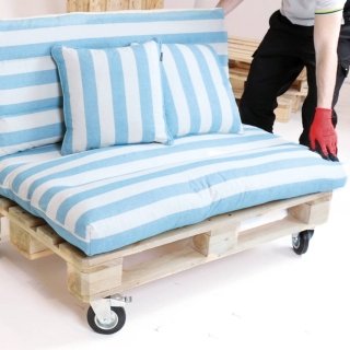 Bloccare le ruote e completare il divano posizionando i cuscini. Bloccare le ruote e completare il divano posizionando i cuscini.