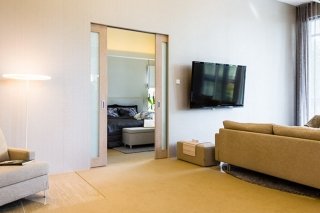 porta a scomparsa in vetro con profilo in legno Eclisse porta a scomparsa in vetro con profilo in legno Eclisse