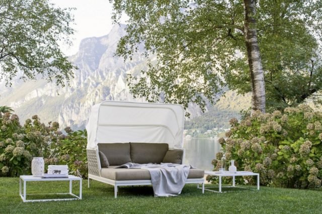 Il Divano-letto con capote Algarve di Varaschin appartiene alla collezione in fibra sintetica intrecciata a mano color bianco e tortora, con intelaiatura in alluminio verniciato. Tavoli con struttura in alluminio, top in HPL. Prezzo divano-letto a partire da 4.086 euro + IVA; tavolino da 46×46 cm, prezzo a partire da 336 euro +IVA; prezzo tavolino da 76×76 cm, a partire da 460 euro + IVA. www.varaschin.it Il Divano-letto con capote Algarve di Varaschin appartiene alla collezione in fibra sintetica intrecciata a mano color bianco e tortora, con intelaiatura in alluminio verniciato. Tavoli con struttura in alluminio, top in HPL. Prezzo divano-letto a partire da 4.086 euro + IVA; tavolino da 46×46 cm, prezzo a partire da 336 euro +IVA; prezzo tavolino da 76×76 cm, a partire da 460 euro + IVA. www.varaschin.it