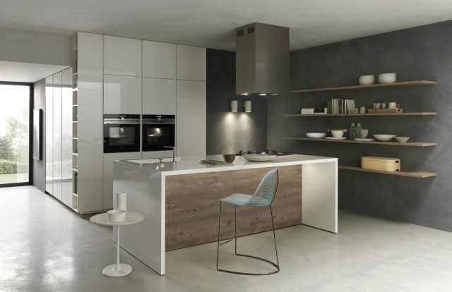 Forma di Comprex, il modello più venduto dell'azienda, è caratterizzato da un design essenziale e rigoroso. La compatta isola centrale è dotata di un piano sporgente che si trasforma in un pratico bancone snack; la grande armadiatura a parete aumenta le capacità di contenimento e ospita i due forni. Le ante sono nella finitura laccato opaco seta. Una base da 60 cm con anta e ripiano, prezzo 396,50 euro. www.comprex.it Forma di Comprex, il modello più venduto dell'azienda, è caratterizzato da un design essenziale e rigoroso. La compatta isola centrale è dotata di un piano sporgente che si trasforma in un pratico bancone snack; la grande armadiatura a parete aumenta le capacità di contenimento e ospita i due forni. Le ante sono nella finitura laccato opaco seta. Una base da 60 cm con anta e ripiano, prezzo 396,50 euro. www.comprex.it