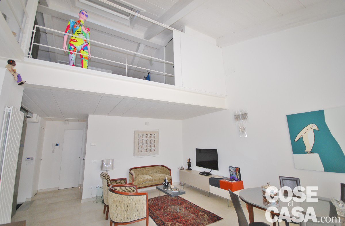 Nel soggiorno il mobile contenitore e portatv (Air di Lago) è in vetro laccato. Sempre di Lago anche il tavolino (modello “Air laccato H”). tappeto persiano; opera di Massimo Caccia (acrilico su tavola); opera di Emanuele Giannelli (scultura in gesso); lampada su tavolo in vetro della Kartell. Nel soggiorno il mobile contenitore e portatv (Air di Lago) è in vetro laccato. Sempre di Lago anche il tavolino (modello “Air laccato H”). tappeto persiano; opera di Massimo Caccia (acrilico su tavola); opera di Emanuele Giannelli (scultura in gesso); lampada su tavolo in vetro della Kartell.