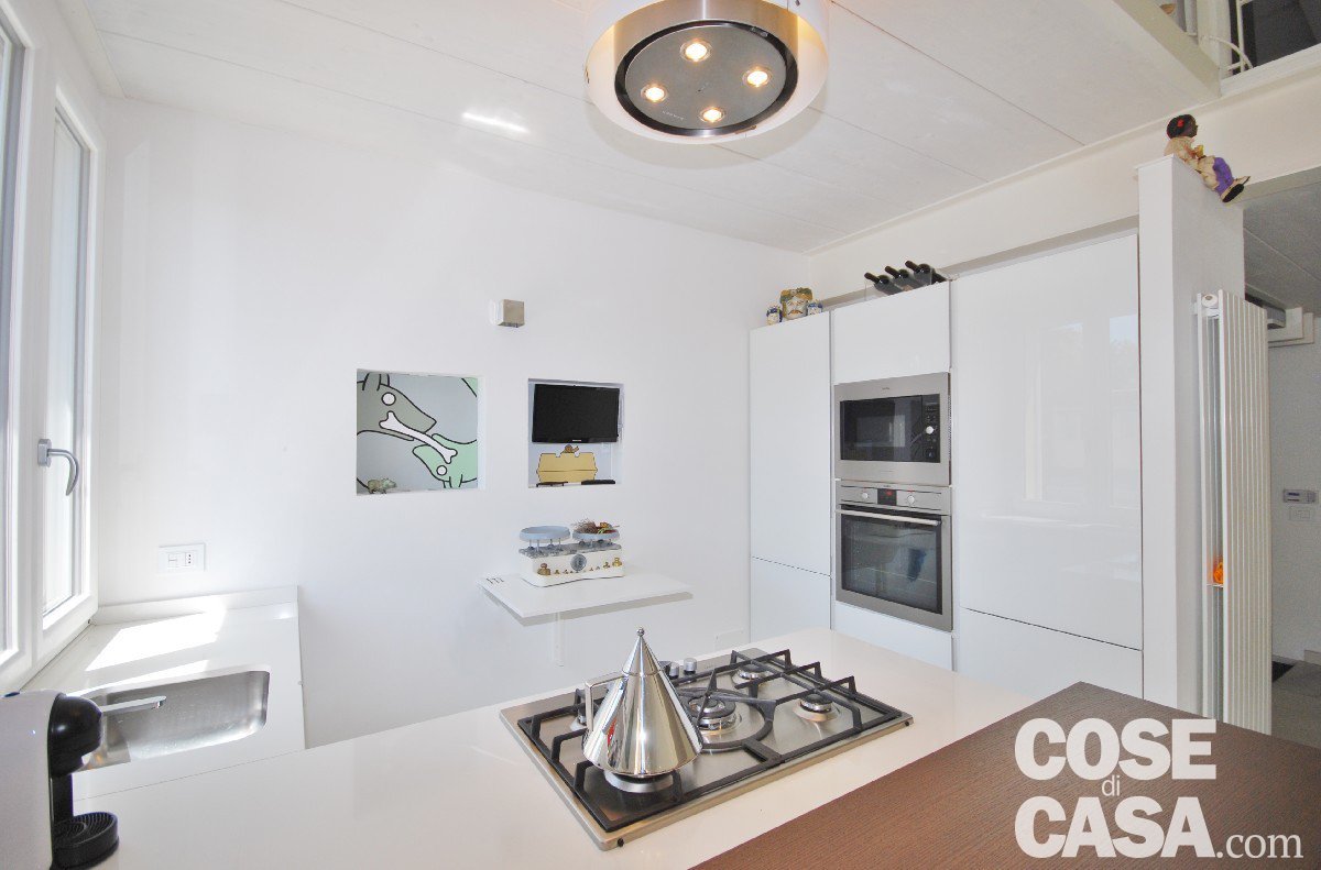 Cucina Aspen di Doimo modello Aspen; cappa aspirante-lampadario; di Faber modello F-Light a scomparsa; tavolo ribaltabile Ikea; lavello e rubinettodi Blanco; bollitore Alessi; elettrodomestici AEG.
piano di lavoro in quarzo bianco.munita tavolo ribaltabile IKEA istallato a parete. Cucina Aspen di Doimo modello Aspen; cappa aspirante-lampadario; di Faber modello F-Light a scomparsa; tavolo ribaltabile Ikea; lavello e rubinettodi Blanco; bollitore Alessi; elettrodomestici AEG.
piano di lavoro in quarzo bianco.munita tavolo ribaltabile IKEA istallato a parete.