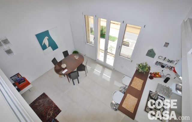 La zona pranzo vista dal livello superiore sottotetto. Gli infissi basso-emissivi del primo piano sono in legno e alluminio (interno-esterno), serie New Dual di Spi. La zona pranzo vista dal livello superiore sottotetto. Gli infissi basso-emissivi del primo piano sono in legno e alluminio (interno-esterno), serie New Dual di Spi.